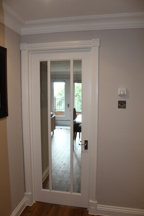 Interior - Large, Modern Apartment In Quiet Gated Community (Bromley)