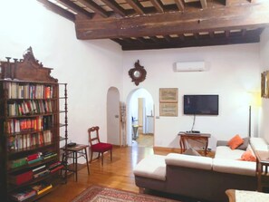 Living area - Palace Of The Masks In The Heart Of Rome (Rome)