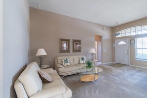 Villa, 4 Schlafzimmer, eigener Pool, Gartenblick | Wohnbereich