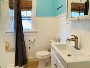 Casa, varias camas (Cozy Home in Downtown Loveland w/ Fre) | Baño | Regadera, secadora de cabello, toallas, jabón 