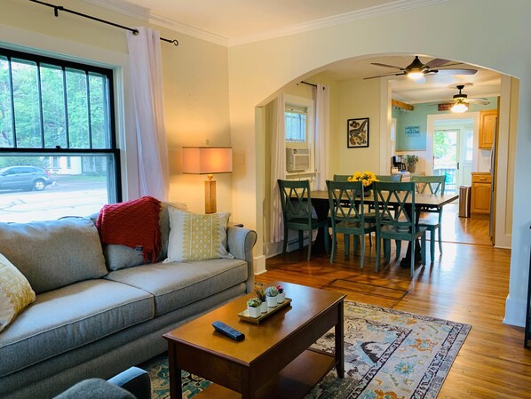 Casa, varias camas (Cozy Home in Downtown Loveland w/ Fre) | Sala de estar | Smart TV de 55 pulgadas con canales digitales y televisión 