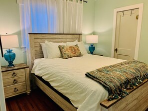 Casa, varias camas (Cozy Home in Downtown Loveland w/ Fre) | 3 habitaciones, tabla de planchar con plancha, cuna de viaje y wifi 