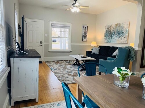 Stunning Bungalow next to UNC - Free Cruiser Bikes!