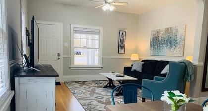 Stunning Bungalow next to UNC - Free Cruiser Bikes!