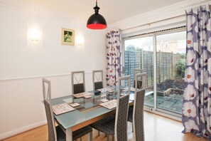 Dining - 3 Bedroom House Near the City Center (Chelmsford)