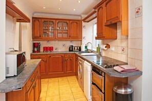 Private kitchen - 3 Bedroom House Near the City Center (Chelmsford)