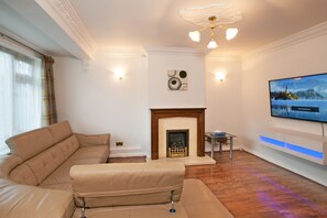 TV, Netflix, streaming services - 3 Bedroom House Near the City Center (Chelmsford)