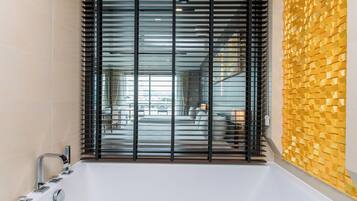 Studio, nhiều phòng ngủ, phù hợp cho người khuyết tật, ban công | Phòng tắm | Đồ dùng nhà tắm miễn phí, dép đi trong nhà, khăn tắm