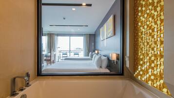 Studio, nhiều phòng ngủ, phù hợp cho người khuyết tật, ban công | Phòng tắm | Đồ dùng nhà tắm miễn phí, dép đi trong nhà, khăn tắm