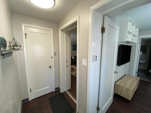 Appartement, plusieurs lits (622 W. Laurel St. - Lower) | 2 chambres, fer et planche à repasser, lit parapluie, Wi-Fi