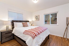 公寓客房, 多張床 (1020 Garfield St. (Suite 4)) | 2 間臥室、熨斗/熨衣板、免費無線上網、床單