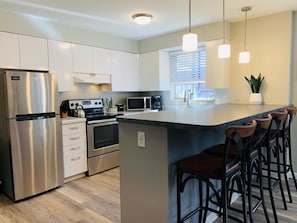 Condo, várias camas (220 Peterson St. (Unit 3)) | Cozinha privada | Geladeira, cafeteira/chaleira, talheres/pratos/utensílios de cozinha