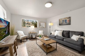 Leilighet, flere senger (220 Peterson St. (Unit 1)) | Oppholdsrom | Smart-TV