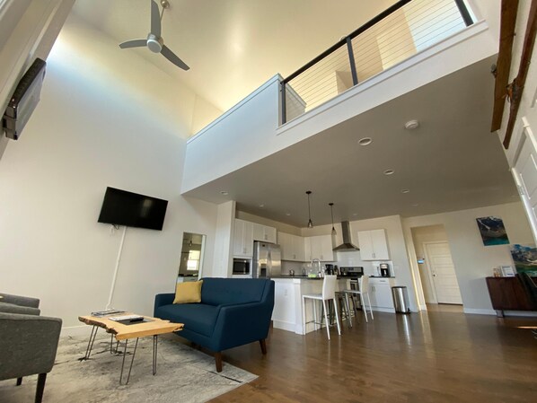 하우스, 침대(여러 개) (The Colorado House in Old Town Brewer) | 거실 | 디지털 채널 시청이 가능한 55인치 스마트 TV, TV