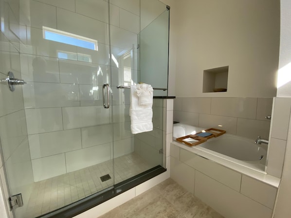 Casa, varias camas (The Colorado House in Old Town Brewer) | Baño | Secadora de cabello, toallas, jabón, shampoo 