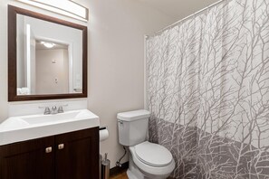Ducha y bañera combinadas, secador de pelo, toallas y jabón