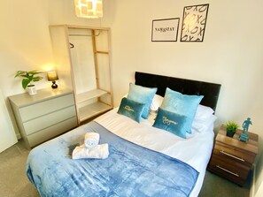 3 bedrooms - 3-bed Townhouse Parking Deep Cleaned (Salford)