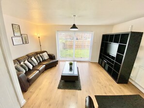 Living area - 3-bed Townhouse Parking Deep Cleaned (Salford)