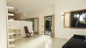 Ein modernes Interieur mit einer Treppe, einem Sofa und großen Fenstern.