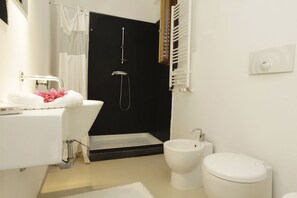 Huis, 2 slaapkamers, toegankelijk voor mindervaliden, roken | Badkamer | Een bad/douchecombinatie, handdoeken