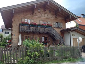 Exterior - Quaint holiday apartment with hut flair in Garmisch-Partenkirchen (Garmisch-Partenkirchen)