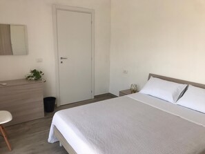 2 habitaciones, caja de seguridad en la habitación y escritorio