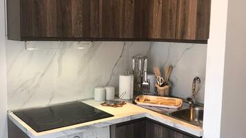 KylskÄp, spishÀll, kaffe- och tebryggare och vattenkokare