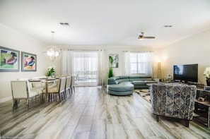 Villa (1537MB00) | Living room | Flat-screen TV - 1537mb00 (Davenport)