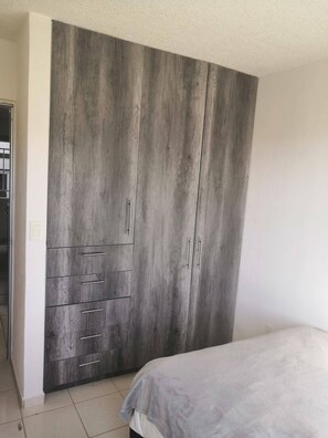 Departamento, 2 habitaciones, para fumadores, vista a la ciudad | 2 habitaciones, tabla de planchar con plancha y ropa de cama 