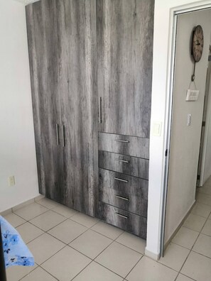 Departamento, 2 habitaciones, para fumadores, vista a la ciudad | 2 habitaciones, tabla de planchar con plancha y ropa de cama 