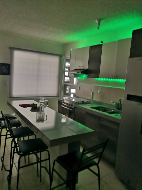 Apartment, 2 Bedrooms, Smoking, City View | Dining room