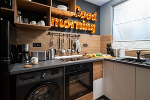 Private kitchen - Golden Hour - One Bedroom - Next to Cismigiu Park and Victoria Avenue (Bucharest)