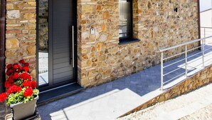 A stone building with a balcony, a door, and a window. - La Villa Del Borgo Cefalù (Cefalù)