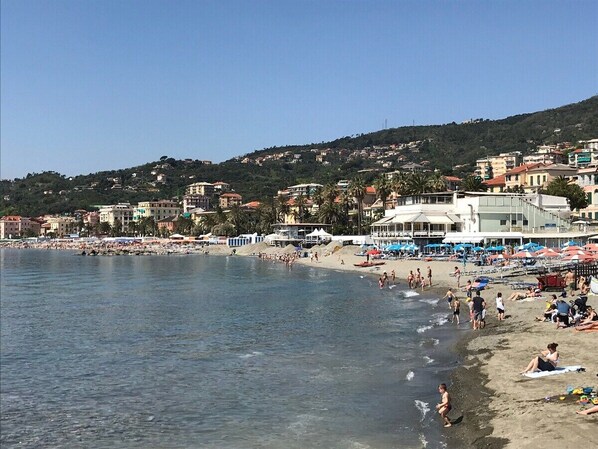 Una spiaggia nelle vicinanze