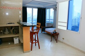 Studio, Multiple Bedrooms, Smoking, Balcony | Living room