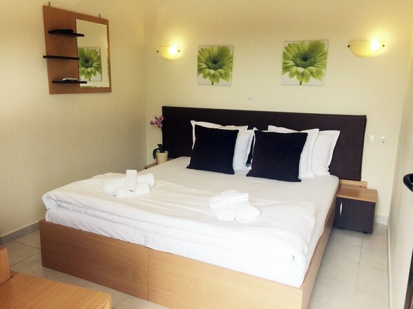 Apartment, 1 Schlafzimmer, Raucher, Balkon | 1 Schlafzimmer, Bügeleisen/Bügelbrett