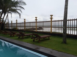 Outdoor pool - Villa Roma Sea Beach View (Galle)
