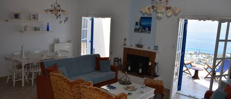 House, 2 Bedrooms, Balcony, Garden View | Living area
