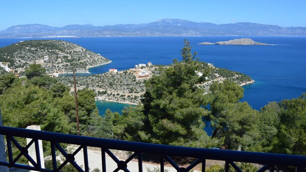 A coastal landscape with a view of the sea, a small island, and a mountainous backdrop. - Villa Iokasti Sea View (Corinth)