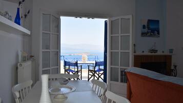 House, 2 Bedrooms, Balcony, Garden View | Dining