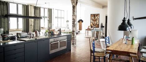 Fridge, oven, stovetop, dishwasher