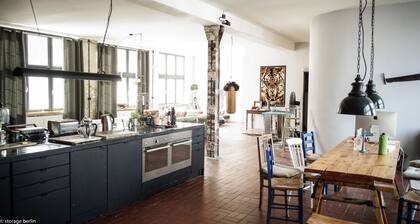 250QM STORAGE LOFT APARTMENT SONNENALLEE im Industrial Look