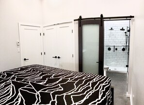 Combined shower/tub, rainfall showerhead, hair dryer, towels