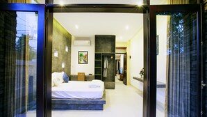 Un dormitorio moderno con cama, armario y baño.