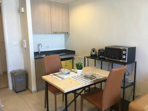 Apartment, 1 Bedroom, Accessible, Ocean View | Dining