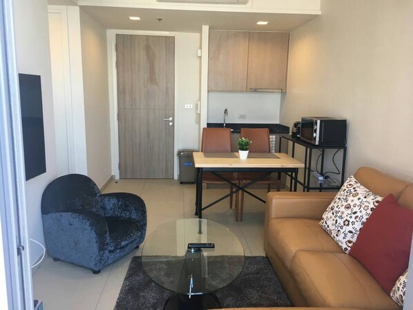 Apartment, 1 Bedroom, Accessible, Ocean View | Living area