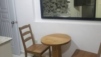 Apartment, 1 Bedroom, Smoking, City View | Dining