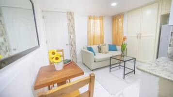 Apartemen, 1 kamar tidur, Boleh Merokok, pemandangan kota | Ruang keluarga