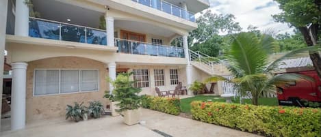 Departamento, 1 habitación, para fumadores, vista a la ciudad | Entrada de la propiedad