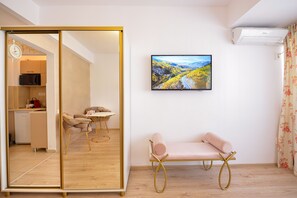 Studio, Multiple Bedrooms, City View | Room amenity - Tres Chic Studio - Victoria Avenue (Bucharest)